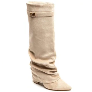 Beiga mocka boots  - Snygga och helt nya beiga stövlar i mocka med slouchy passform och spetsig tå. De har  klack, dragkedja och en dekorativ rem med gulddetalj upptill. Perfekta att styla med klänning eller kjol. 