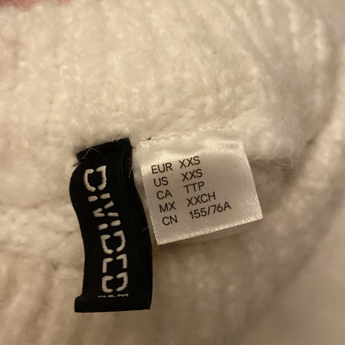 Vit stickad tröja med kaninmönster - 2