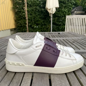Valentino open  - Hej! Säljer nu dessa sjukt snygga valentino skor. Skorna är i extremt bra skick!  Hör gärna av dig vid frågor 