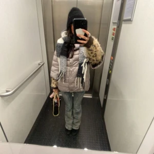 Trekvartärmad jacka - Snygg vårjacka som liknar herno jackan. Ända defekten är att knappen längst upp funkar inte men det är inget som man lägger märke till. Jackan passar s-m 