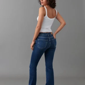 Gina blå bootcut jeans - Snygga blå jeans från Gina tricot med klassisk bootcut-passform och normal midja. Jeansen är i ett mjukt denimtyg och har fem fickor samt dragkedja och knapp framtill. Perfekta för en avslappnad och trendig look.