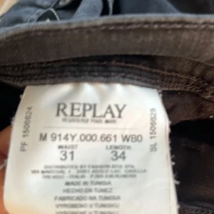 Svarta Replay Anbass slim jeans - Säljer ett par svarta Replay Anbass jeans i slim fit. Jeansen har klassisk femficksdesign, snygg tvätt och smal passform som sitter tajt längs benen. Perfekta för dig som gillar en modern och stilren look. Materialet är mjukt och stretchigt för extra komfort.