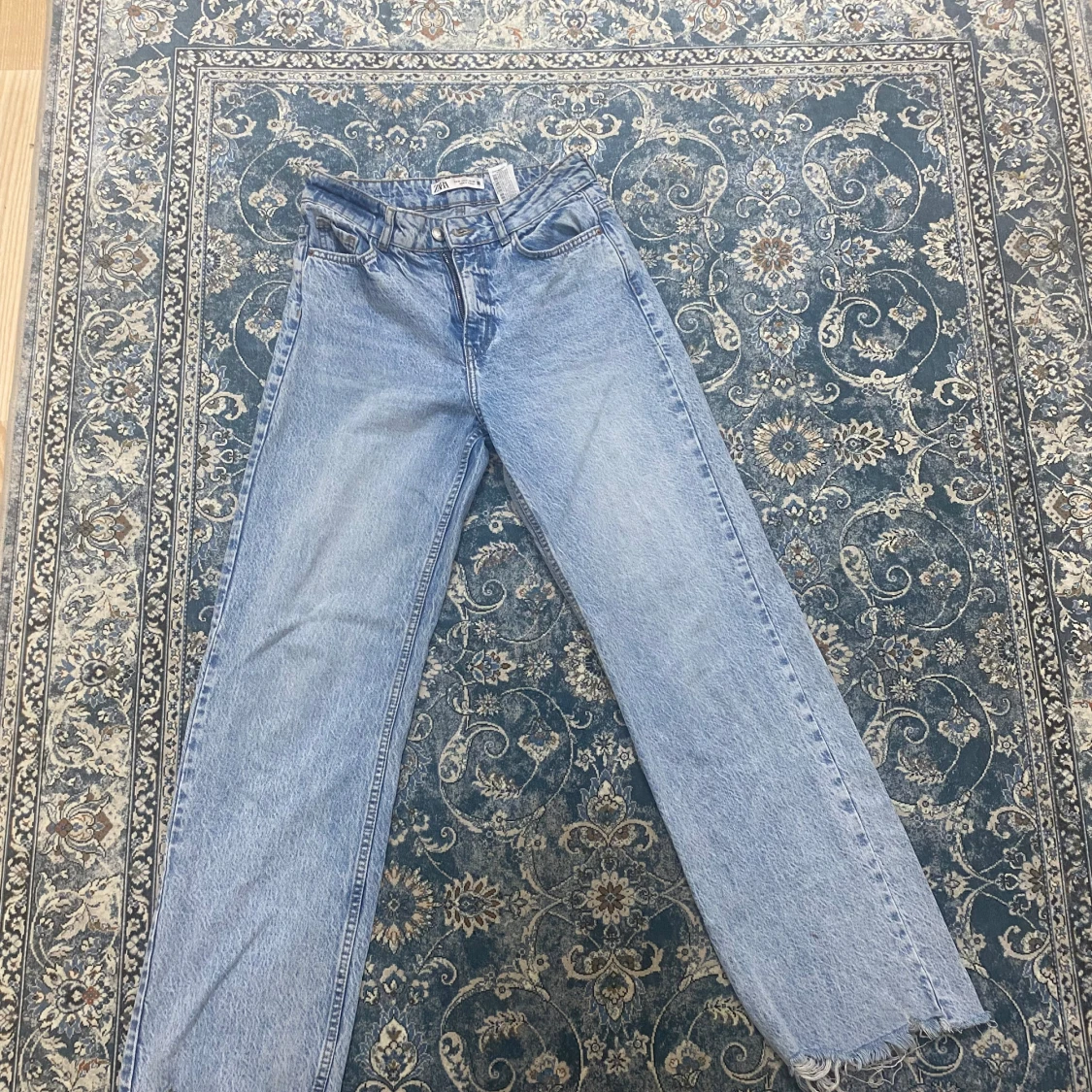 Ljusblå raka jeans från Zara