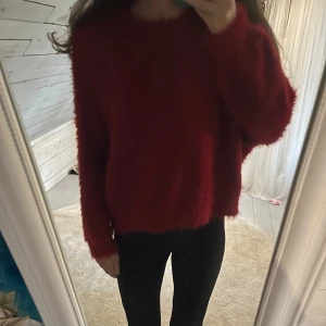 Röd fluffig stickad tröja - Mysig röd stickad tröja med avslappnad passform. Perfekt för kyliga dagar. Långärmad modell från hm i storlek xs