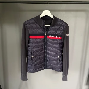 Moncler cardigan  - Riktigt snygg moncler cardigan, passar dig runt 156. Bra skick utom en defekt vid dragkedjan, se på bilden. 