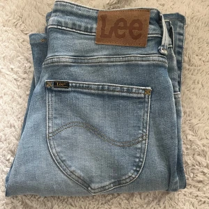 High waist bootcut jeans  - High waist bootcut jeans från Lee, de är aldrig använda och har inga tecken på sönderhet. De är i storlek W28 L31  Pris kan diskuteras vid snabb affär!🥰