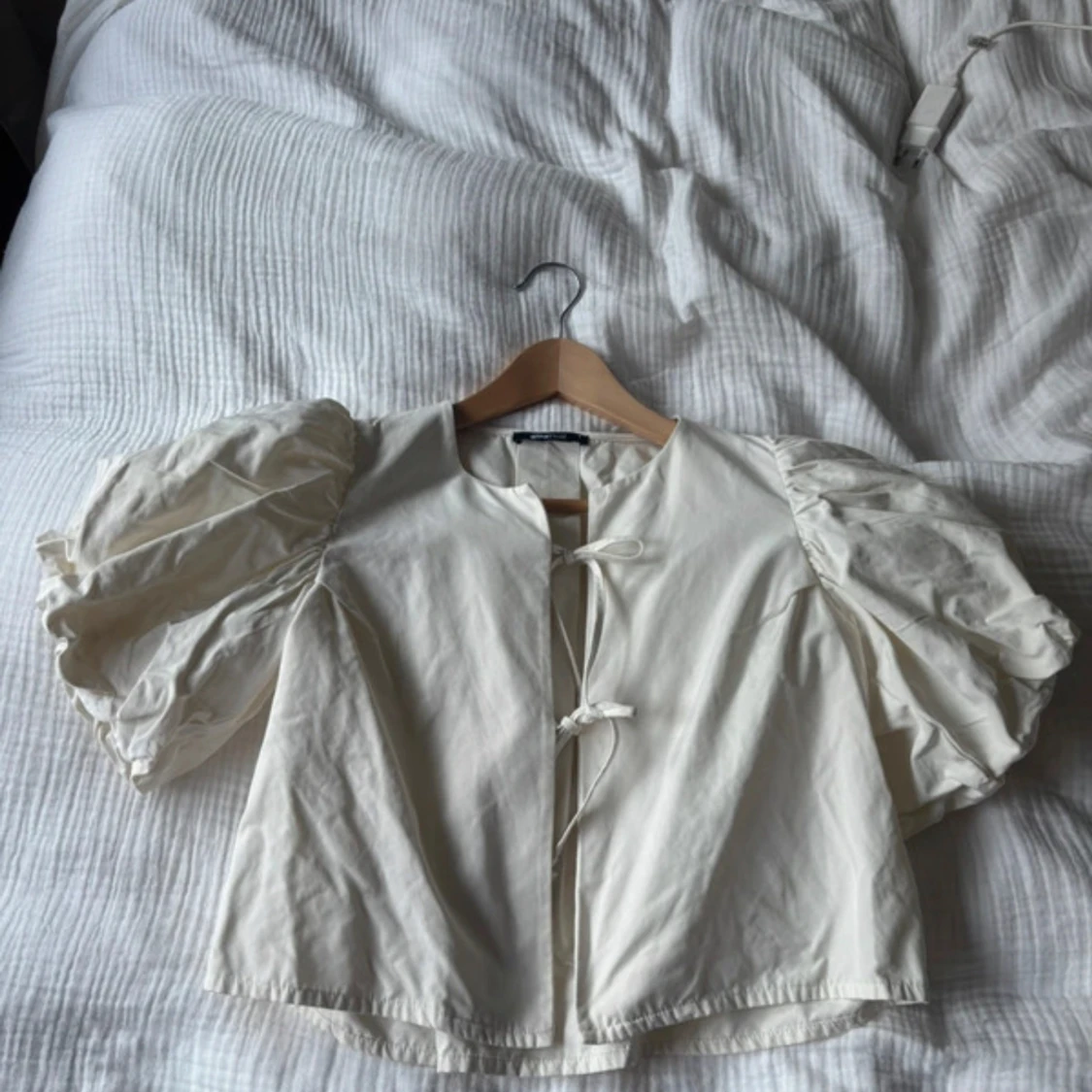 Beige blus med puffärmar och knyt