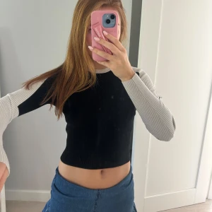 Svart och vit ribbad stickad tröja - Så fin ribbat tröja med coolt mönster i svart och vitt! Tröjan ser ut som på framsidan på baksidan också ❤️☺️