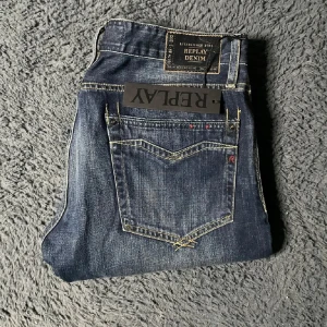 Nya Replay jeans  - Helt nya Replay jeans! Börja följ för jag har över 100 par helt nya Replay jeans som kommer laddas upp!!!Tyvärr kan jag inte skicka bild när jag själv bär plagget då jag för det första ofta inte kan ha storlekarna jag säljer och för det andra skulle det bli alldeles för mycket jobb när jag säljer så mycket, så jag rekommenderar att man kikar måtten på sista bilden heller googlar på modellnamnet för att se passformen :) jeansen har tappt en knapp under frakt och därav priset, (3)