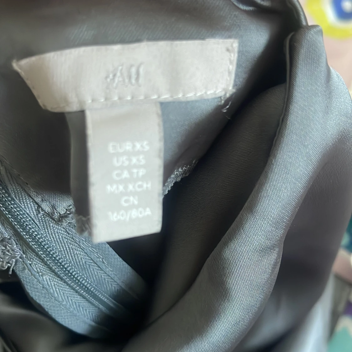 Grå satinblus från H&M XS - 3