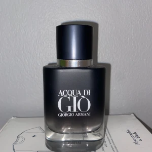 Acqua di Giò Parfum Giorgio Armani - Hej! Säljer nu min Acqua di giò parfum. Skulle säga att det är cirka 20-25 ml kvar men bedöm mängd själv. Kostar 1250 kr ny. Kan även sälja sampels vid intresse. Kom om du har minsta lilla fråga!