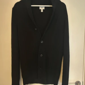 Svart cardigan  - En riktig fett cardigan som är perfekt att köpa nu i sommar eller till hösten och vintern. 