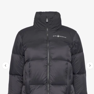 Svart pufferjacka från Sail Racing - Säljer svart jacka från sailracing nypris går för 3500 jag är öppen för att sälja för under 2000. Helt ny använd 1 gång för att testa hör av er! Storlek s med passar även m