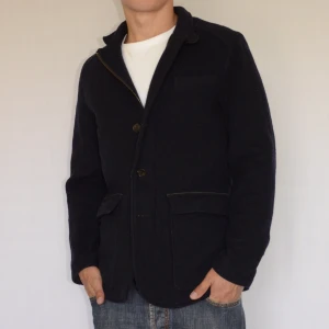 Massimo Dutti heavyweight overshirt  - MASSIMO DUTTI HEAVYWEIGHT OVERSHIRT  Storlek : M  Passform : Normal  Användning : Overshirten är i fint skick utan defekter  Nypris : Cirka 2500SEK  Modellen på bilden är 182CM och väger 79KG