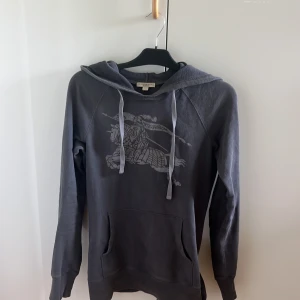 Burberry Brit hoodie - Säljer min burberry brit hoodie i mycket fint skick. Köpt från en butik i london och går ej att få tag på hoodien längre vilket gör den mycket sällsynt och svår att få tag på. Skriv vid minsta funderingar 