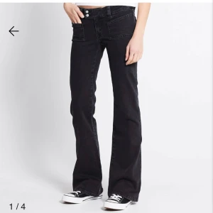 Svarta bootcut jeans med fickor - Snygga svarta jeans med bootcut passform och markerade framfickor. Jeansen har låg midja och raka ben som blir vidare nertill. Xs/full length