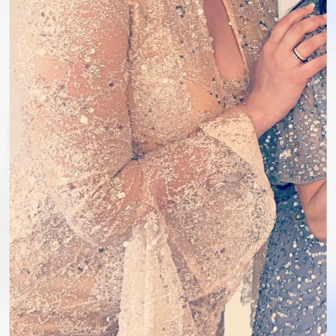 Glittrig champagnefärgad långklänning - 3