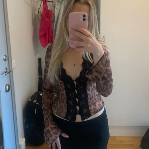 Leopardmönstrad spetstopp  - Superfin leopardtopp från Venderbys! Aldrig använd 🤍