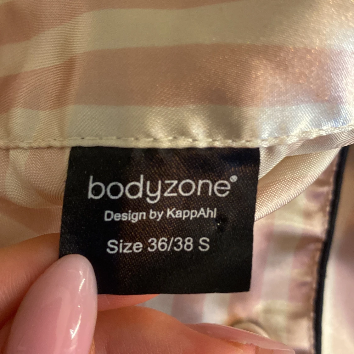 Champagnefärgad randig pyjamas KappAhl - 2