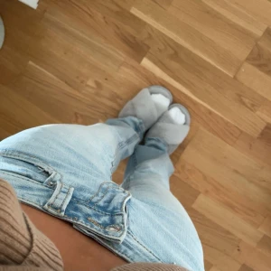 Ljusblå y2k bootcut jeans  - Säljer dessa sjukt snygga y2k bootcut ljusblå jeansen💕Aldrig använda!!