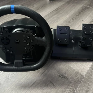 Superdrive Racing Wheel SV950 - Upplev racing på en ny nivå med Superdrive SV950! Ratt och pedaler ger dig realistisk känsla och full kontroll i dina favoritspel. Perfekt för dig som älskar fart och gaming. Kompatibel med flera plattformar och enkel att montera. Gör varje race till en adrenalinkick!
