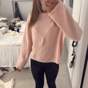 Ljusrosa stickad tröja från 157 - Supermysig ljusrosa stickad tröja från 157 i storlek XS. Tröjan har en rund halsringning, ribbade muddar och en loose passform med långa ärmar.