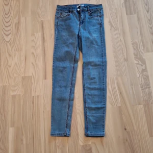 Pull&Bear skinny jeans - Helt nya Pull&Bear blå skinny jeans i storlek 36.