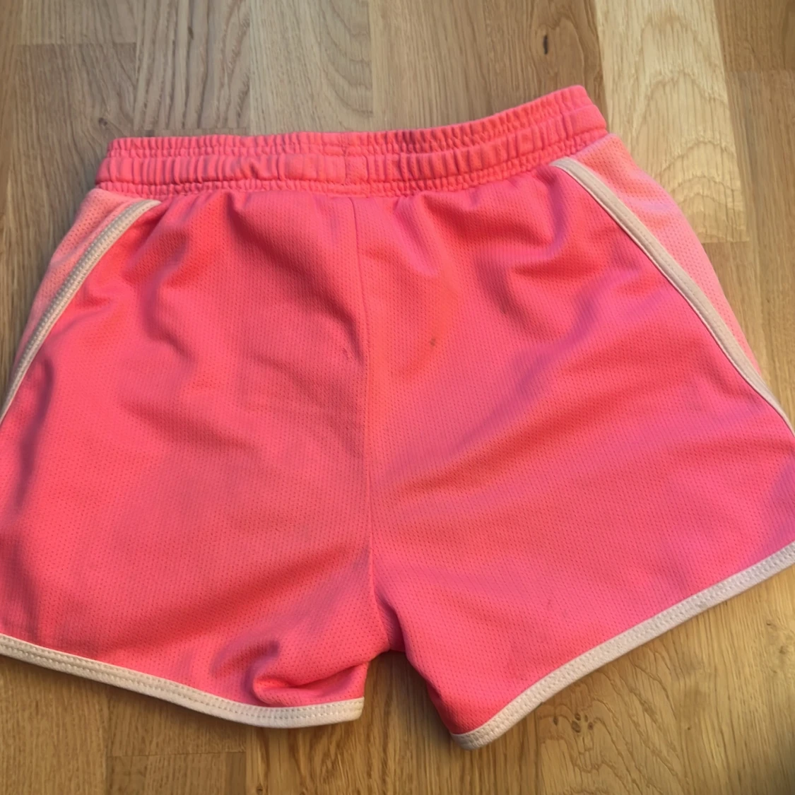 Två sportiga shorts med kontrastkant - 2