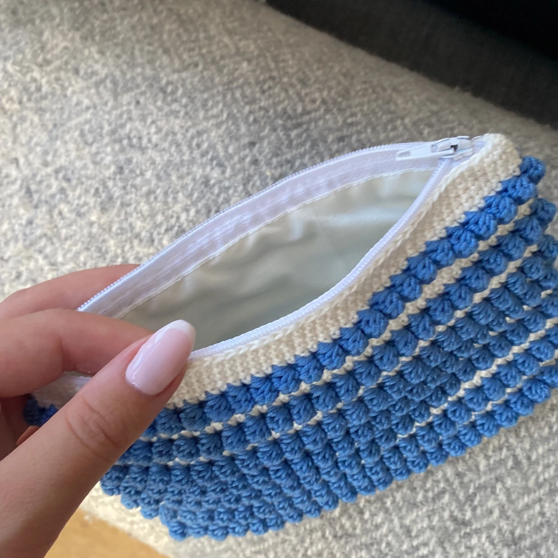 Randig virkad necessär i blått och vitt - 1