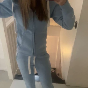 Ljusblå russemerch set i xxs - Ett jätte fint trendigt russemerch i storlek xxs i både tröjan och byxorna. Använda få tal gånger. 