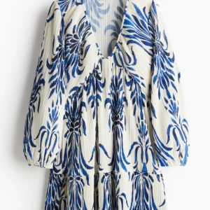 Sommar klänning  - Säljer nu denna super fina sommarklänning, köpt på h&m och säljer då den inte kommer till användning! Skriv vid bild på eller funderingar🤍