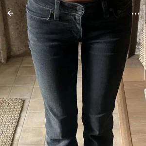 Levi's jeans - Snygga lågmidjade jeans, i modellen SUPERLOW bootcut från Levis🩷nypris 879kr. Storlek 25x32