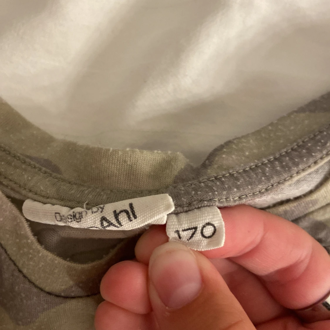 Camouflage t-shirt med tryck - 1