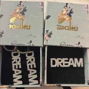 Silvriga dream örhängen och ring  - Säljer båda för 999kr ordinarie pris för båda är 1200kr