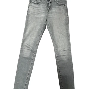 Grå skinny jeans 28/30 - Snygga grå skinny jeans i stretchigt denim med klassisk femficksdesign och dragkedja. Jeansen har en smal passform och är perfekta för dig som gillar en modern och stilren look. Färgen är ljusgrå och materialet är mjukt och bekvämt.