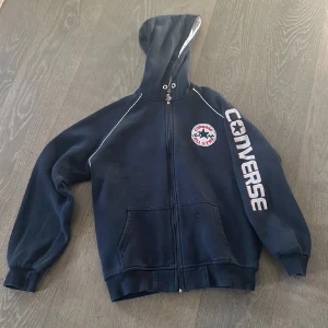 Mörkblå Converse hoodie med dragkedja - Såååå himla cooI och fint skick❤️ Strl L på den men passar allt från xs-m då den ska vara oversized😁 Riktig cool vintage. Blir det många intresserade höjer jag priset❤️