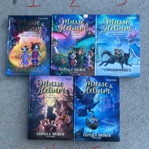 Musse & Helium (Del 1-5) - Följ Musse och Helium på ett episkt äventyr fyllt av magi, vänskap och spänning! Perfekt för unga läsare som älskar fantasifulla världar, modiga hjältar och färgstarka illustrationer. En serie som tar dig med på en resa du sent kommer glömma.