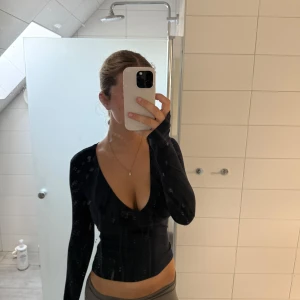 Långärmad tröja  - Säljer en mörkblå långärmad tröja som är v-ringad och har även hål i ärmarna som man kan stoppa in tummen i, behövs inte användas däremot. Säljer då den inte kommer till användning. Jättefin och skön att ha på sig.