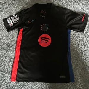Barcelona tshirt - En riktigt snygg och stilren t-shirt passar till de flesta outfits