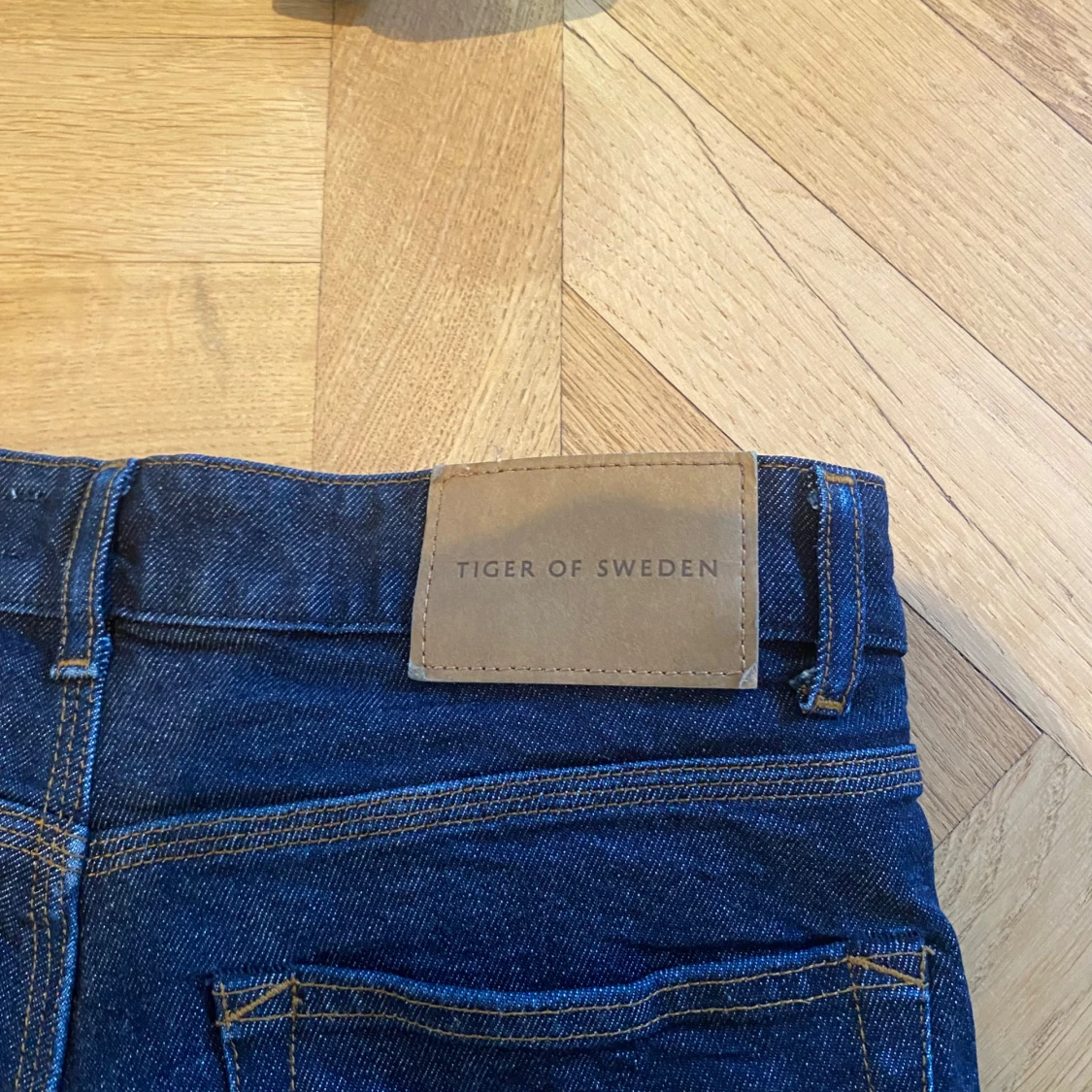 Mörkblå jeans från Tiger of Sweden - 3