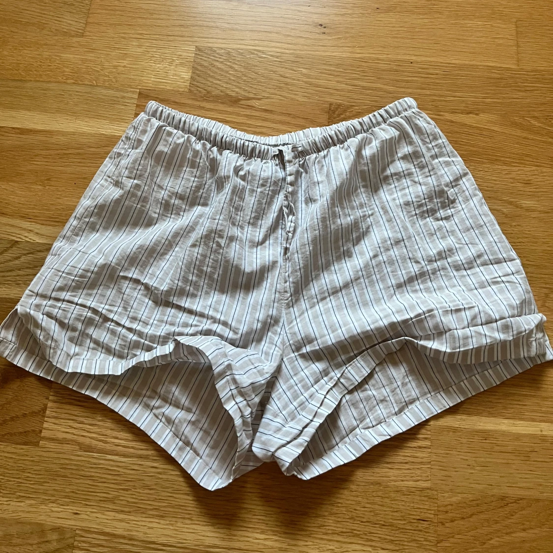 Randiga vita shorts med snörning - 1