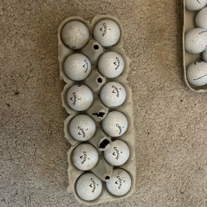 Callaway Golfbollar - Snygga Callaway-golfbollar, perfekta för dig som vill ta ditt spel till nästa nivå! Passar både nybörjare och erfarna golfare. Säljs i praktisk förpackning – redo för banan eller träningen. 