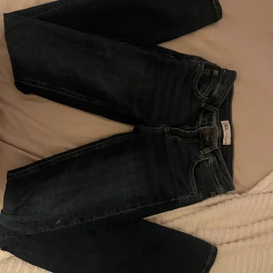 Mörkblå jeans från Zara - Fina bootcut jeans från Zara som tyvärr varit försmå sen jag köpte dom. Pris kan sänkas.