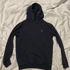 En mörkblå och en svart hoodie från lyle & scott junior - Två hoodies från lyle & scott i storlek 14/15. Kan sälja enkskilt