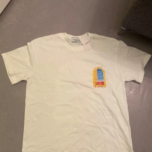 Casablanca t shirt - Säljer denna feta t shirten eftersom att den inte passar mig. Säljs för bra pris, helt nyskick. Den passar om du har storlek M och L.