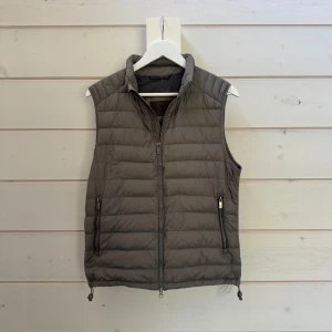 Massimo Dutti hybridväst - Grå massimo dutti hybridväst | Storlek: M | Skick: 9/10 | Hör gärna av er vid frågor och funderingar! Pris går att diskutera vid smidig affär🤗