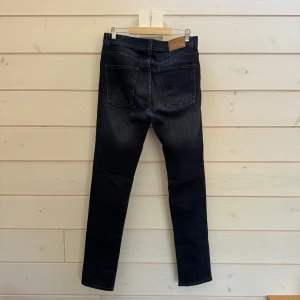 Nudie Jeans Lean Dean - Nudie jeans (Lean Dean) | Storlek: W31 L32 | Skick: 9/10, liten slitning på högra knät. | Hör gärna av er vid frågor och funderingar! Pris går att diskutera vid smidig affär🤗