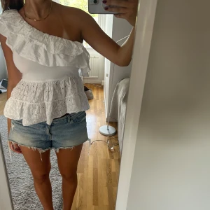 Vit one shoulder top - Superfin vit topp med oneshoulder och volangdetaljer. Den är ifrån Zara i storlek L, hör av dig vid frågor!!🤍
