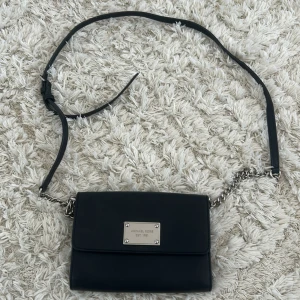Svart axelväska Michael Kors skinn - Äkta Michael kors väska köpt för länge sen för 1500kr knappast använd inga skador eller smuts. Äkta skinn. 
