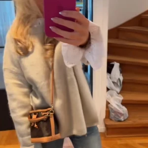 Beige stickad tröja från Zara - Säljer en supermjuk och fluffig beige stickad tröja från Zara. Tröjan har rund hals, långärmade ärmar och en loose passform som ger en chill vibe. Perfekt att styla med jeans eller kjol för en enkel och snygg look.